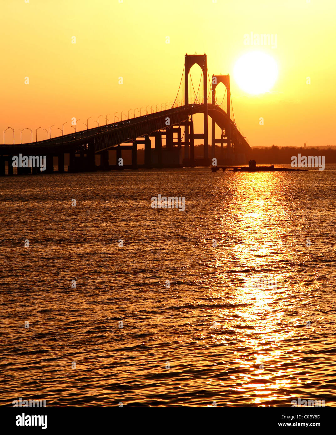 Magnifique coucher de soleil sur le pont Claiborne Pell à Newport, Rhode Island Banque D'Images