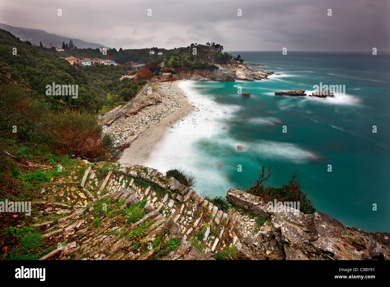 Plage de Damouhari et village, en hiver. Pelion Mountain, préfecture Magnisia, Thessalie, Grèce. L'exposition à long shot. Banque D'Images