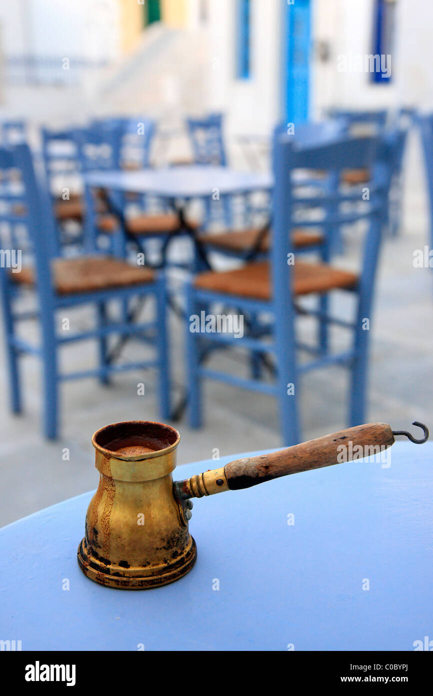 Un café grec traditionnel pot dans un café dans l'Hora ('capital") de l'île de Serifos, Cyclades, Grèce Banque D'Images