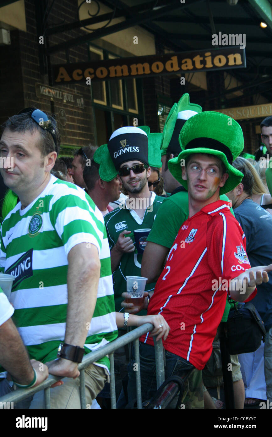 Célébrations de la fête de Saint Patrick à l'extérieur d'un pub dans le Des Rocks à Sydney, New South Wales, Australie Banque D'Images