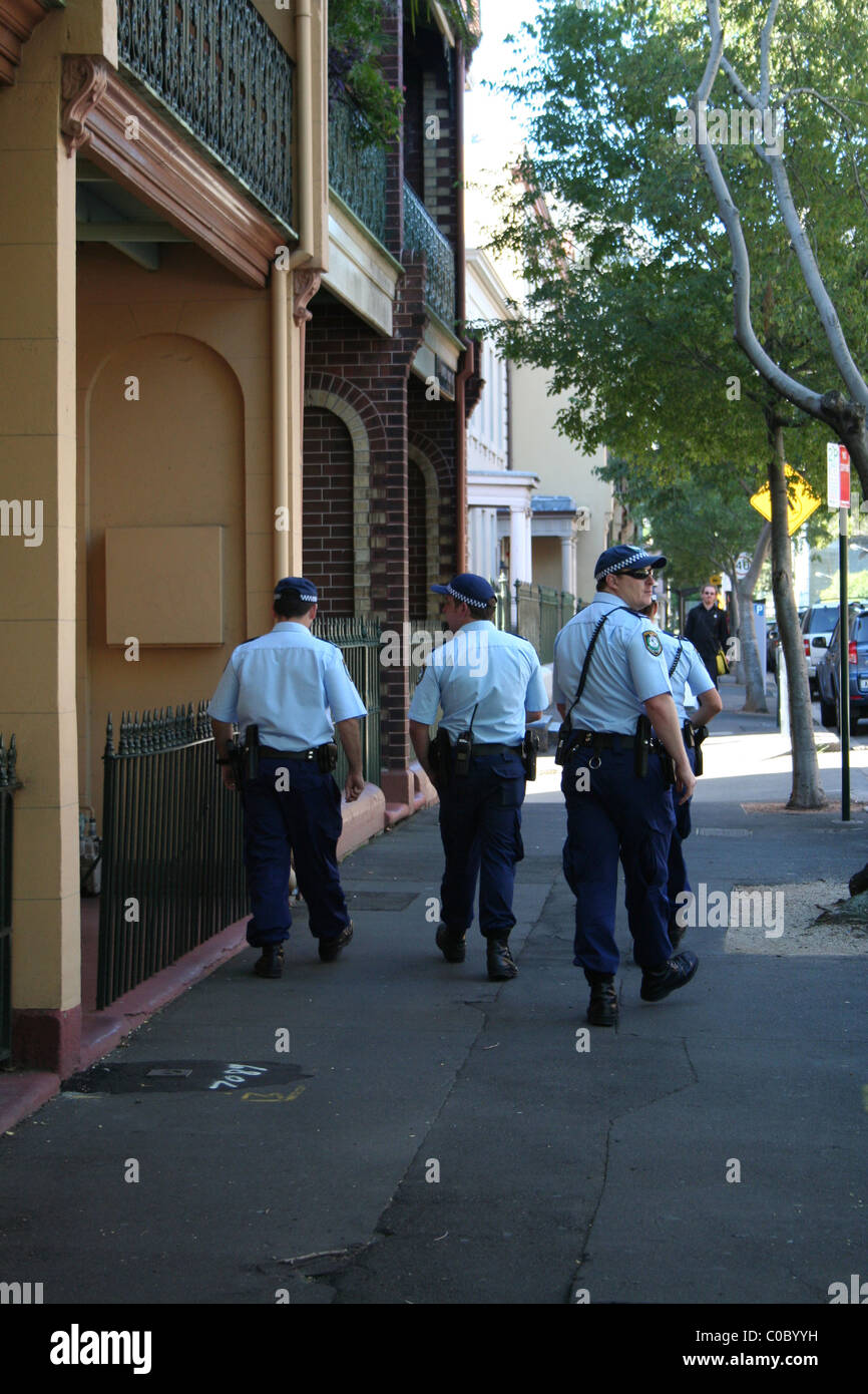 Des policiers australiens se promènent dans les rues du centre-ville pendant les célébrations de la St Patrick, à Sydney. NSW, Australie. Banque D'Images