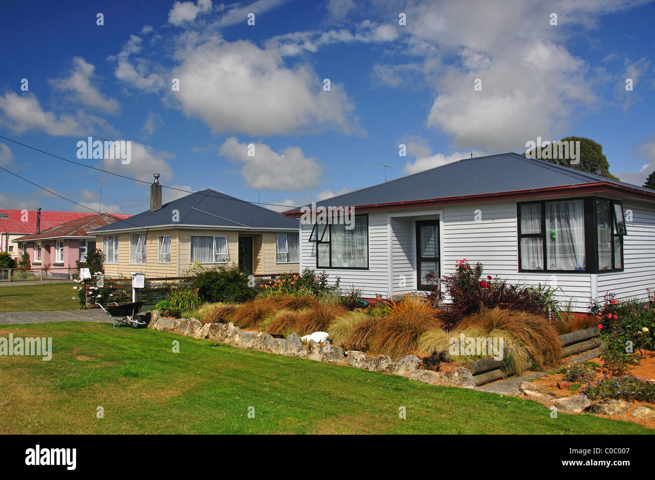 Rangée de maisons suburbaines, Orawia Road, Tuatapere, Southland Region, South Island, nouvelle-Zélande Banque D'Images