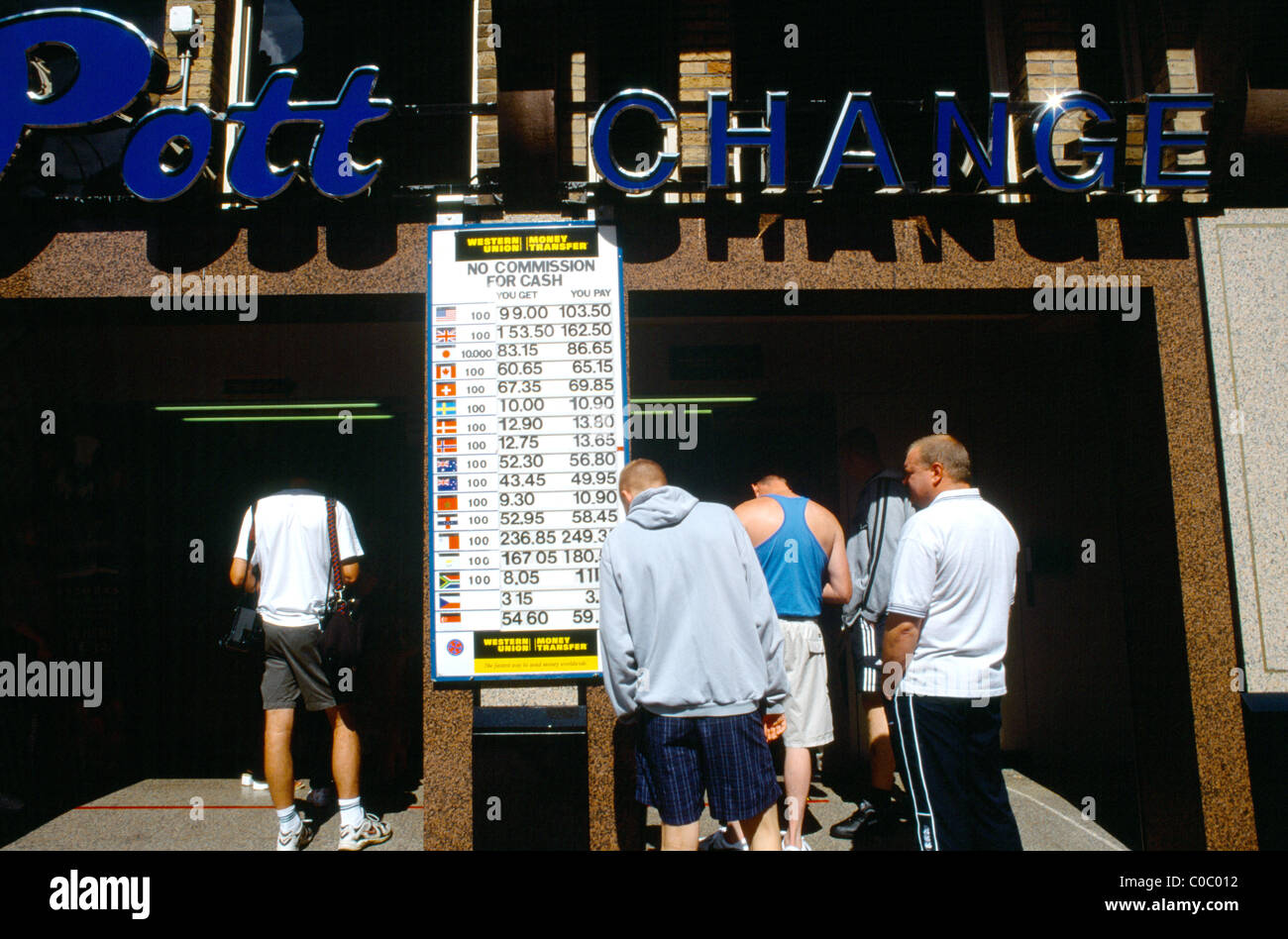 Amsterdam Pays-Bas Personnes en attente à un bureau de change à la recherche à un taux de change Banque D'Images