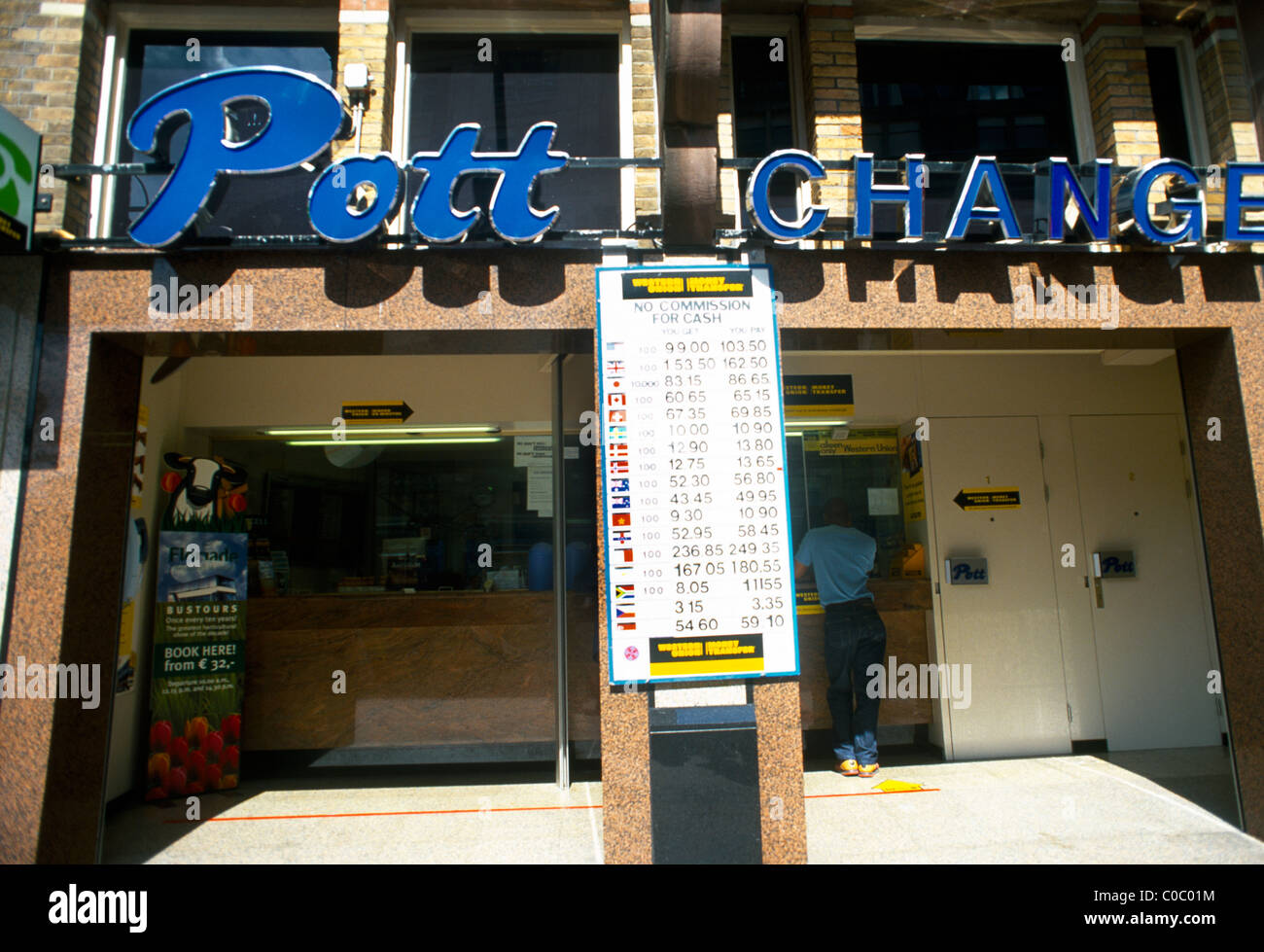 Amsterdam Pays-Bas homme à un bureau de change Banque D'Images