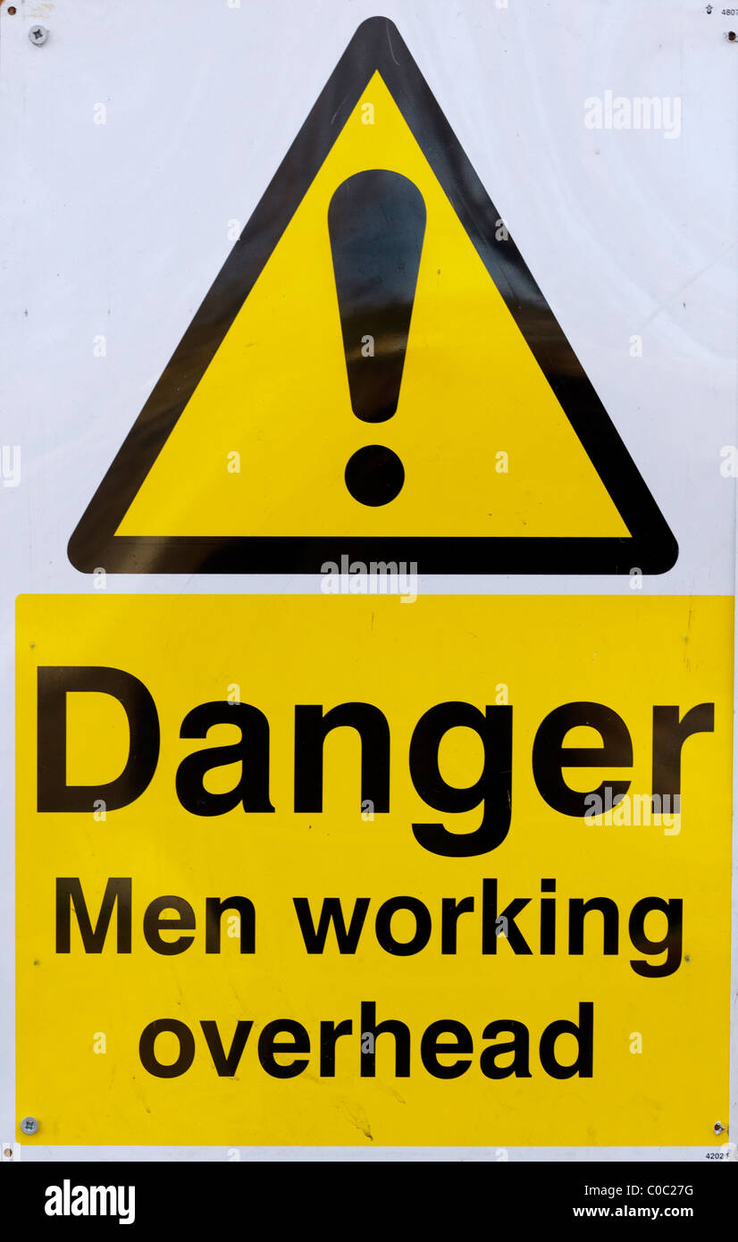 Le Signe de danger hommes travaillant sur la tête On Construction Site Banque D'Images