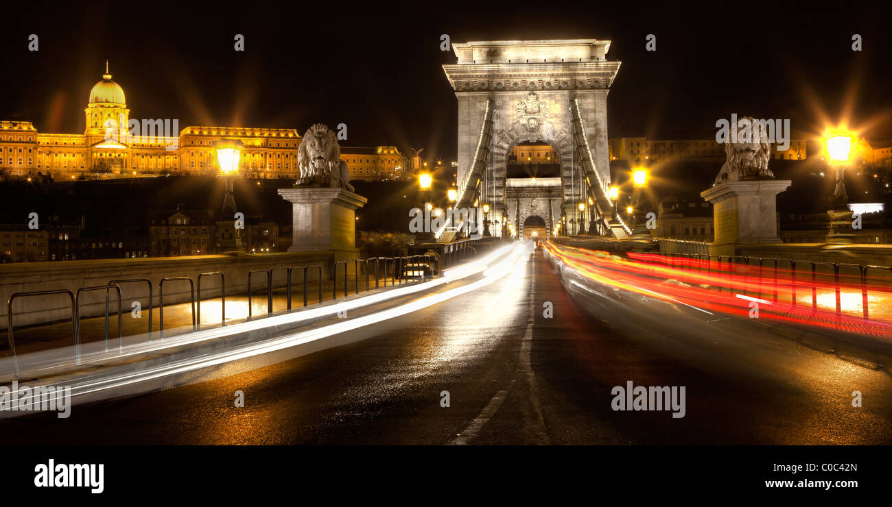 Pont des Chaînes la nuit à Budapest avec le Palais Royal et le château de Buda en arrière-plan Banque D'Images