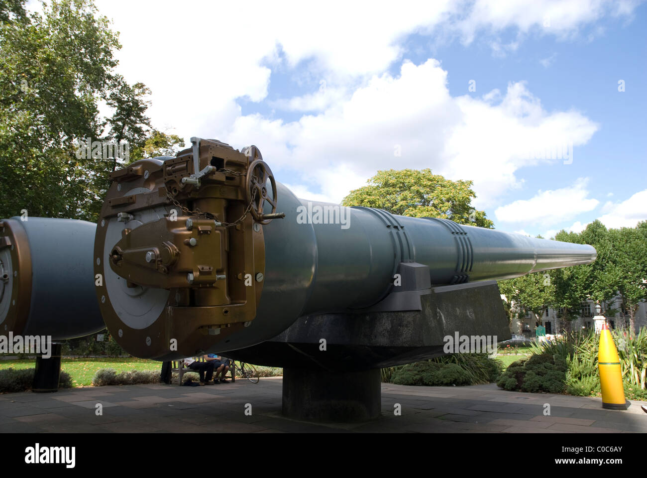 Armes à HMS Resolution et HMS Ramillies sur l'affichage à l'extérieur de l'Imperial War Museum Lambeth Road Londres NW1 Banque D'Images
