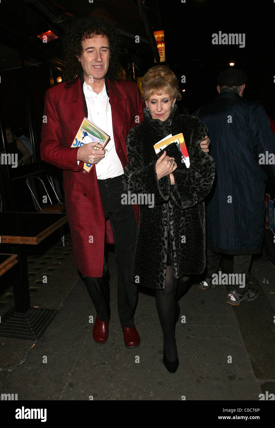 Brian May et Anita Dobson quitter la soirée d'ouverture du monde s'est tenue à la Prince Edward Theatre. Londres, Angleterre - Banque D'Images