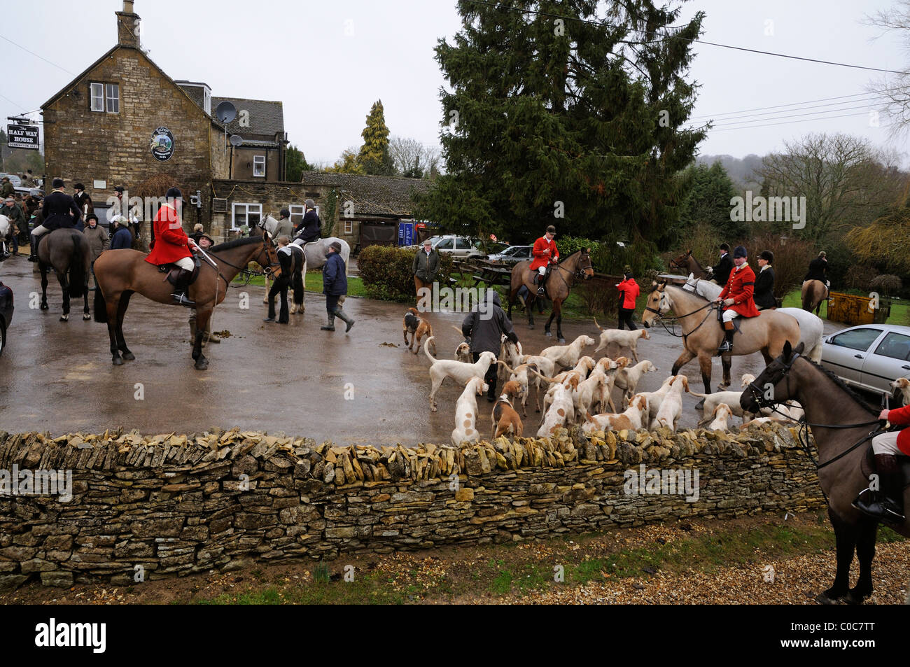 Réunion du Cotswolds Hunt au pub parking du Half Way House dans le village de Cotswold Kineton près de Cheltenham UK Banque D'Images