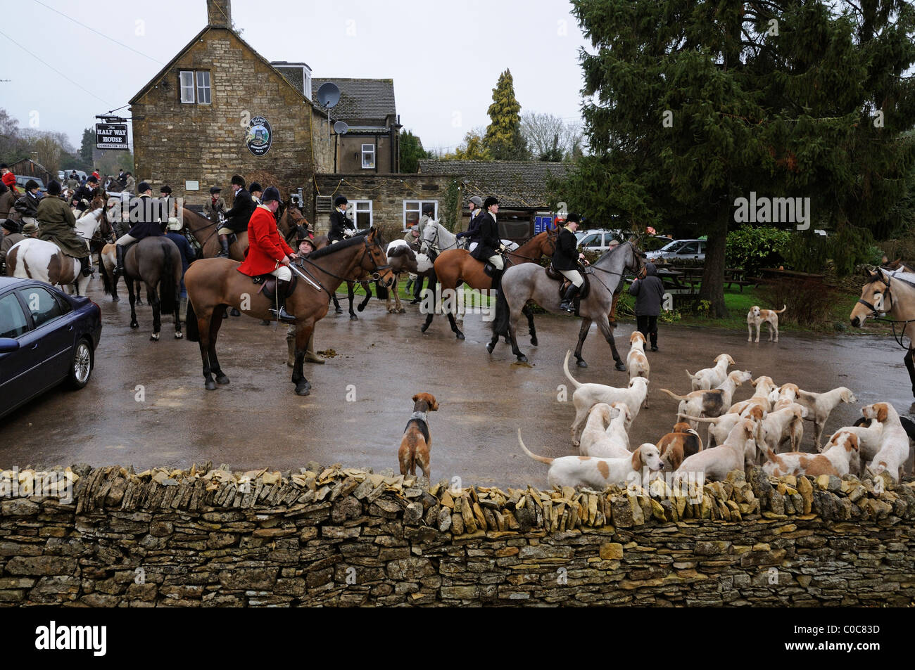Réunion du Cotswolds Hunt au pub parking du Half Way House dans le village de Cotswold Kineton près de Cheltenham UK Banque D'Images