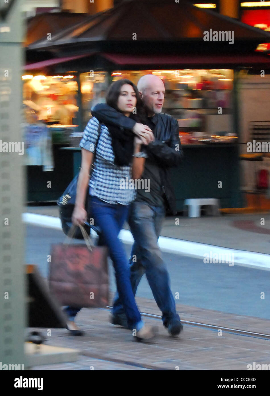Bruce Willis passe l'après-midi shopping avec sa petite amie du Grove à LA.  Il fait jouer à Lucky Jeans et Nordstroms Photo Stock - Alamy
