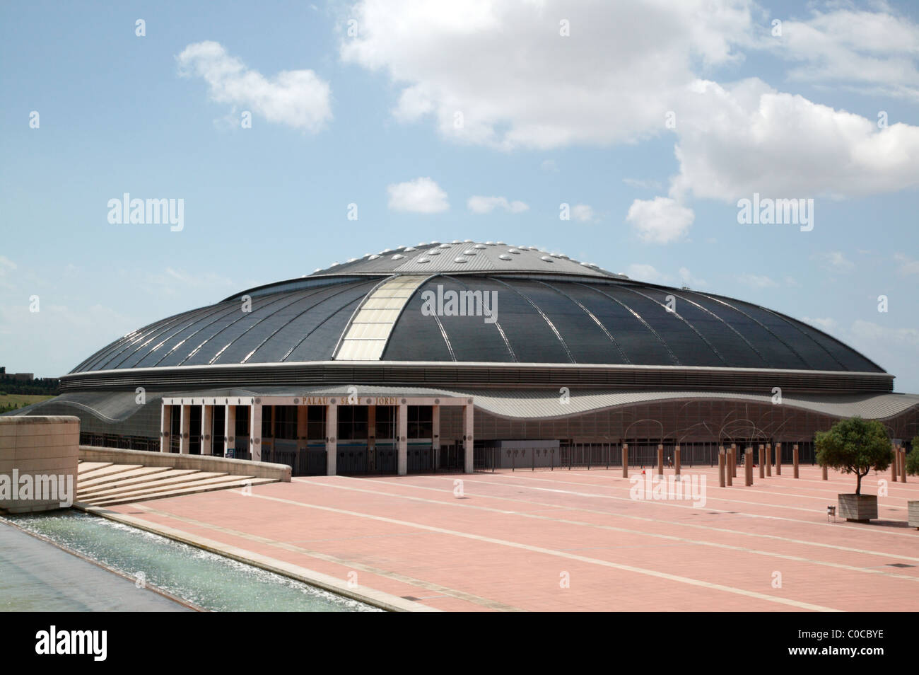 Vue sur le Palau Sant Jordi, un stade et l'installation multi-usages situé à Barcelone, en Espagne. Banque D'Images