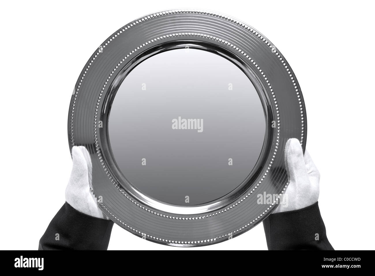 Photo d'un plateau d'argent détenu par un majordome, tourné à partir de ci-dessus et isolé sur un fond blanc. Banque D'Images