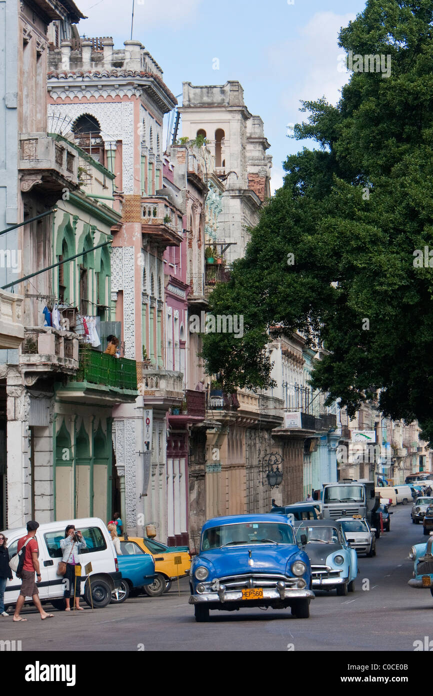 Cuba, La Havane. L'architecture mauresque sur le Prado. 1950 voiture américaine comme taxi. Banque D'Images