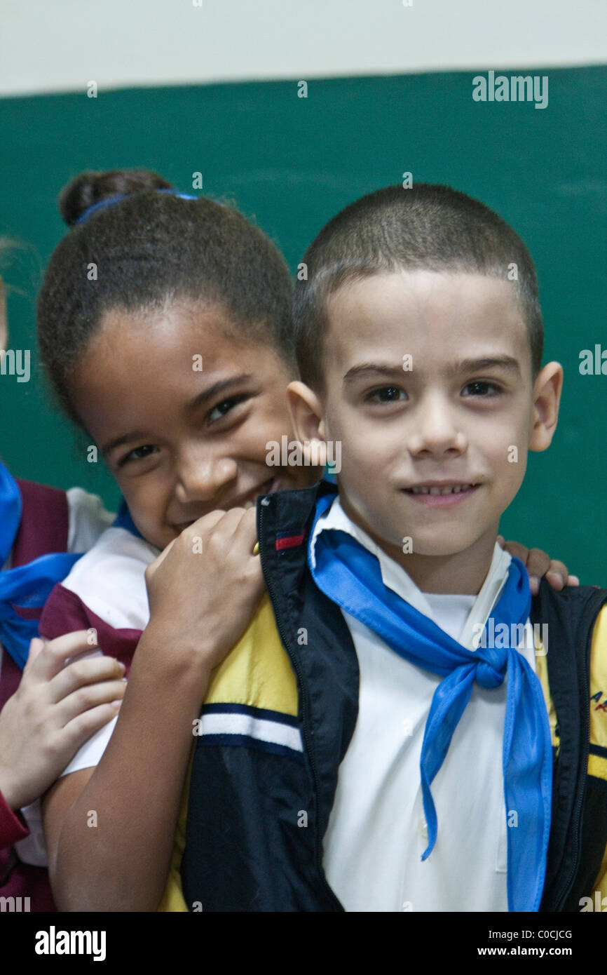 Cuba, La Havane. Les enfants de l'école primaire en classe. Banque D'Images