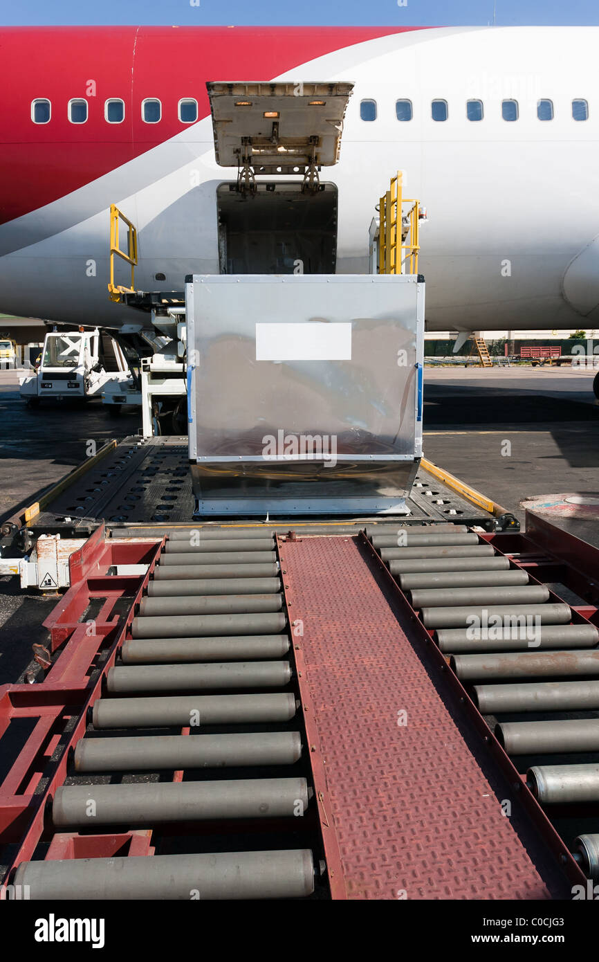 Plate-forme de chargement de fret aérien à l'avion Banque D'Images
