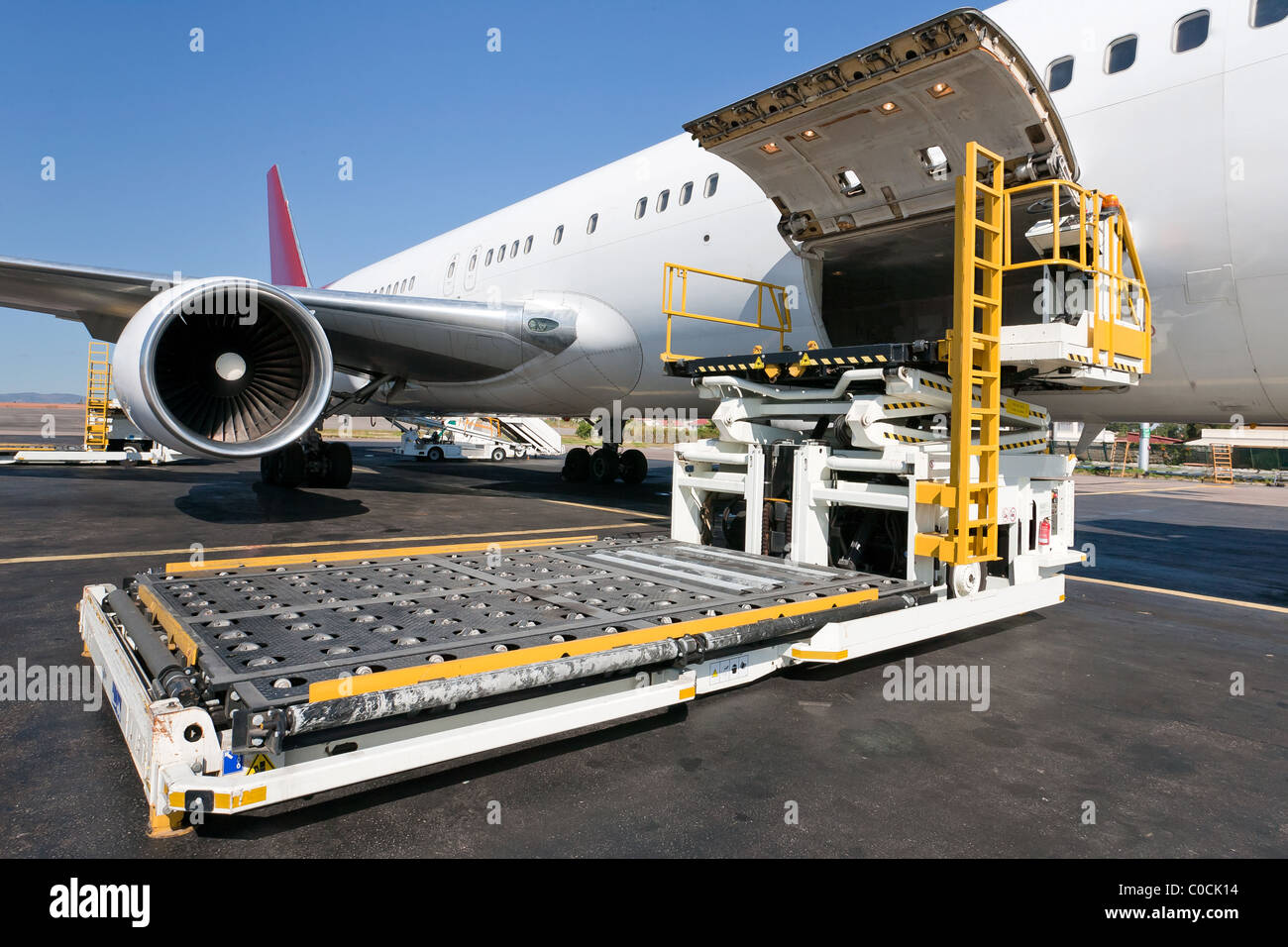 Plate-forme de chargement de fret aérien à l'avion Banque D'Images