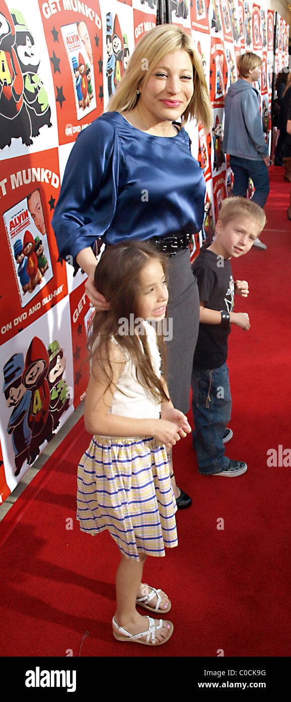 Taylor Dayne et les enfants vont à la sortie dvd partie pour le film Alvin  et les Chipmunks, tenue à El Rey Theatre Los Photo Stock - Alamy