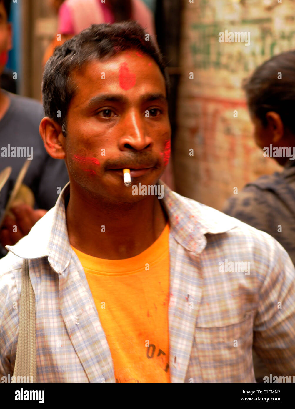 L'homme népalais fumeurs , peuples vit ( l ) les Népalais , la vie dans la rue à Katmandou kathmandu , Népal , Banque D'Images