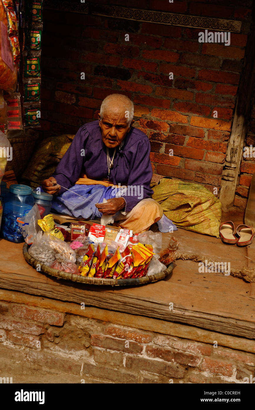 Vieil homme vente de fleurs , peuples vit ( l ) les Népalais , la vie dans la rue à Katmandou kathmandu , Népal , Banque D'Images