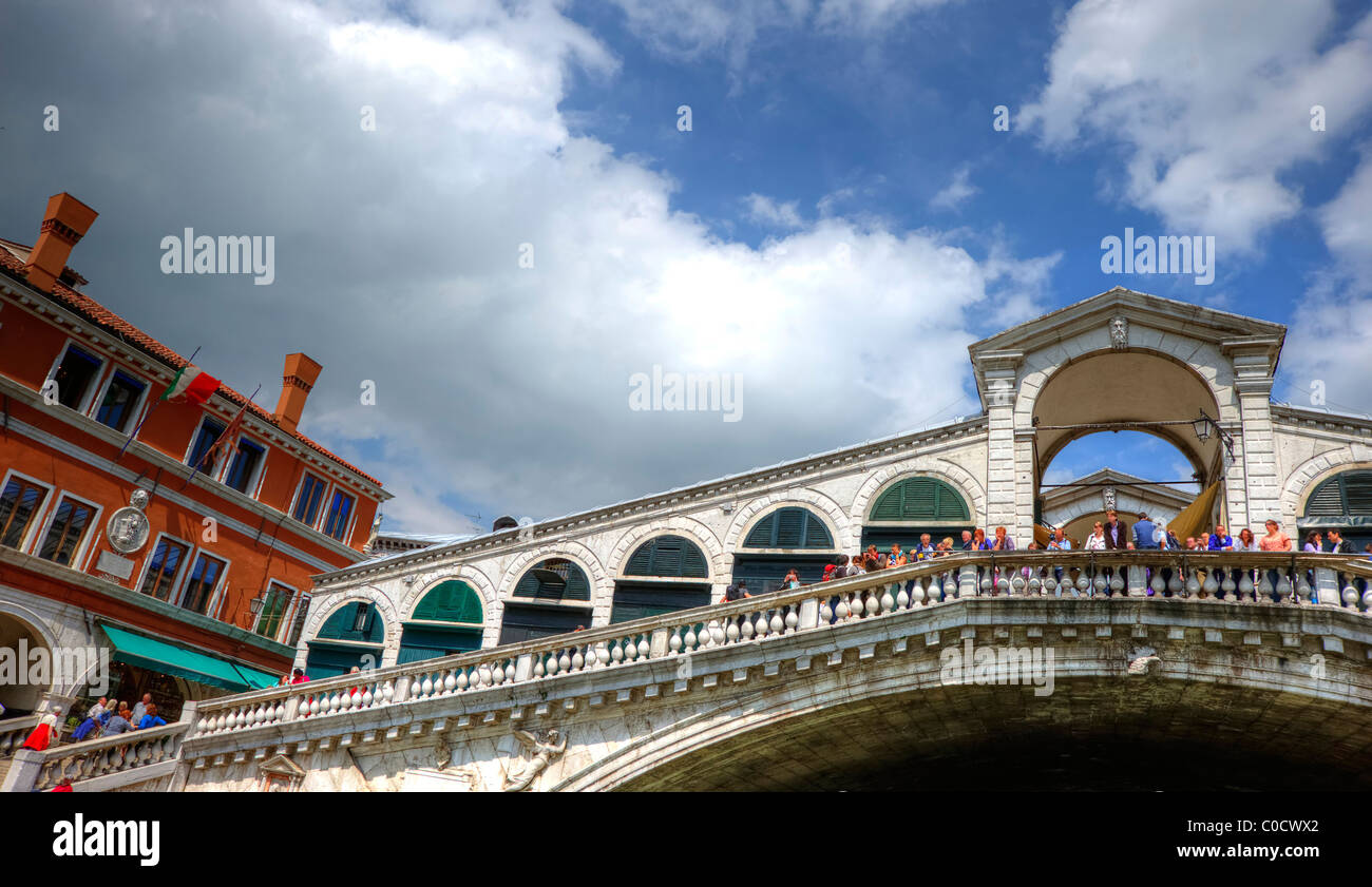 Vue du pont du Rialto gondole à Venise Italie Banque D'Images