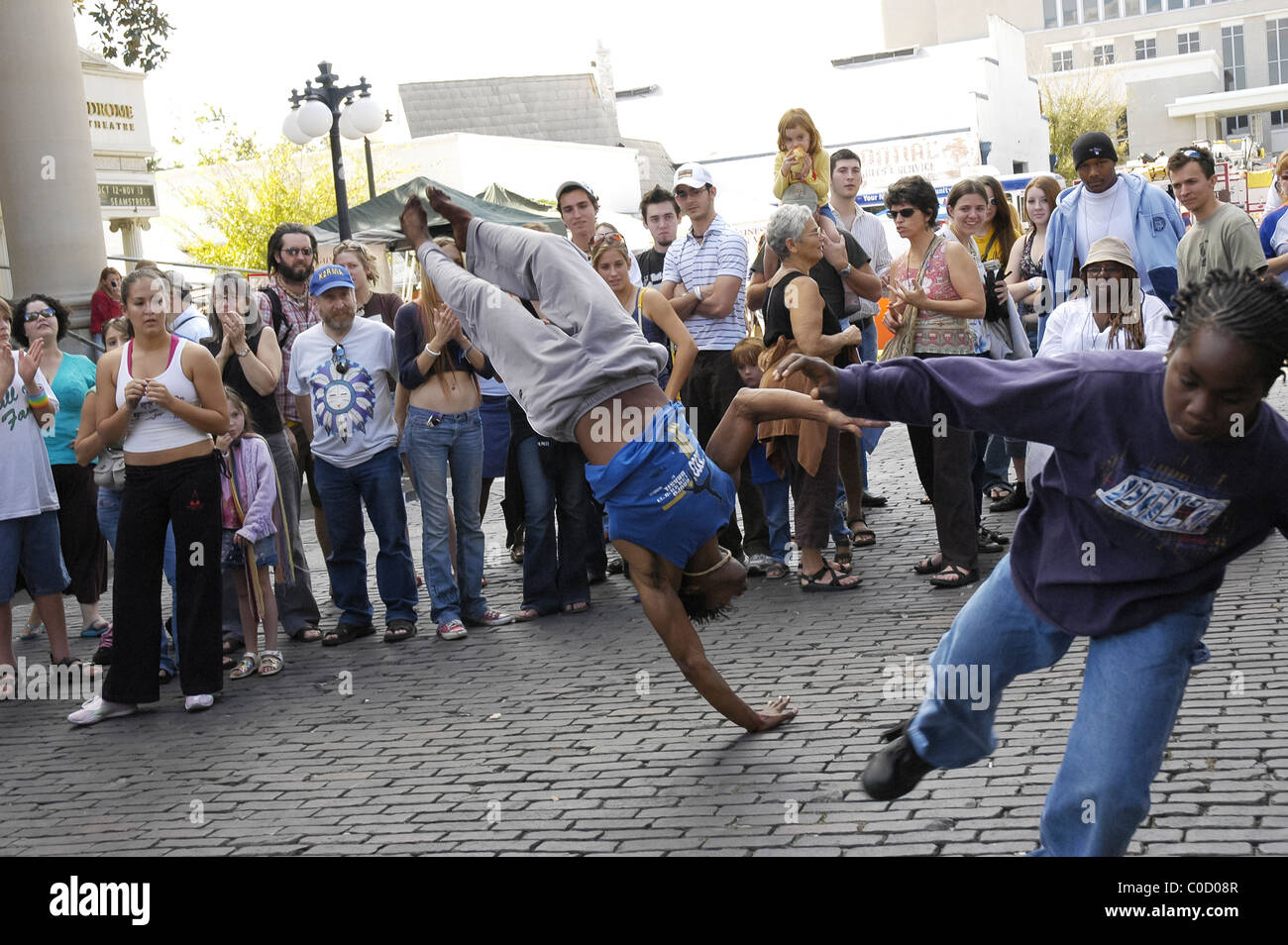 Démonstration de capoeira brésilienne d'une forme de danse arts martiaux arts festival à Gainesville, Floride Banque D'Images