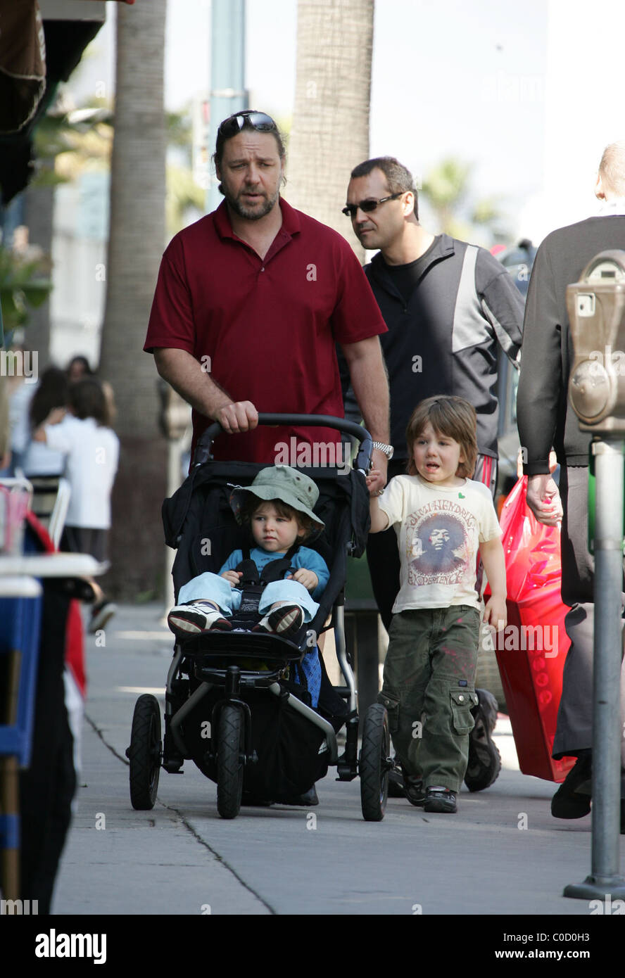 Russell Crowe passe la journée avec ses fils à Beverly Hills, Los Angeles, Californie - 22.04.08 Rinzin Chophel Banque D'Images