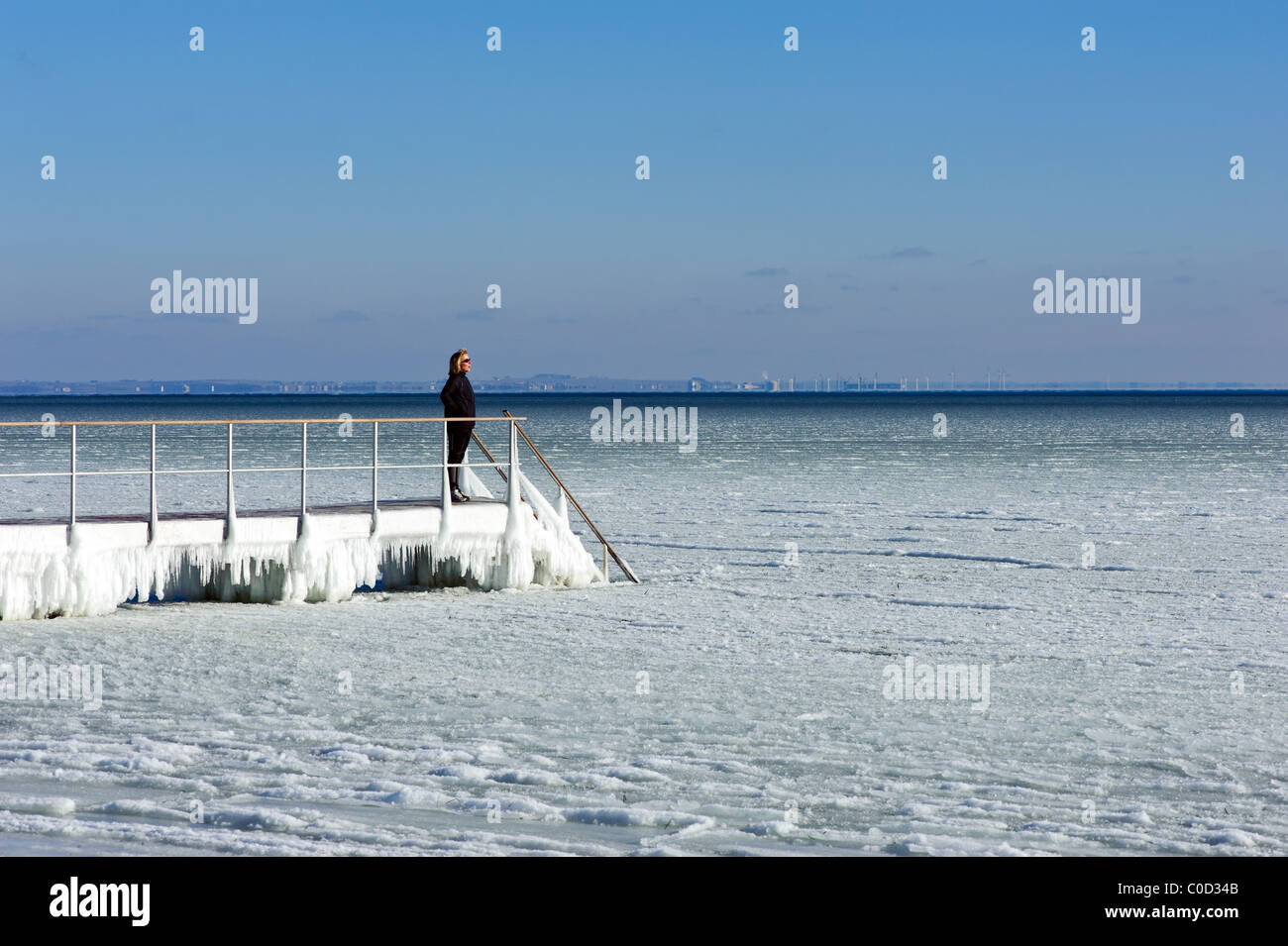 La mer gelée à Silkeborg, Copenhague, avec côte suédoise dans la distance. Banque D'Images