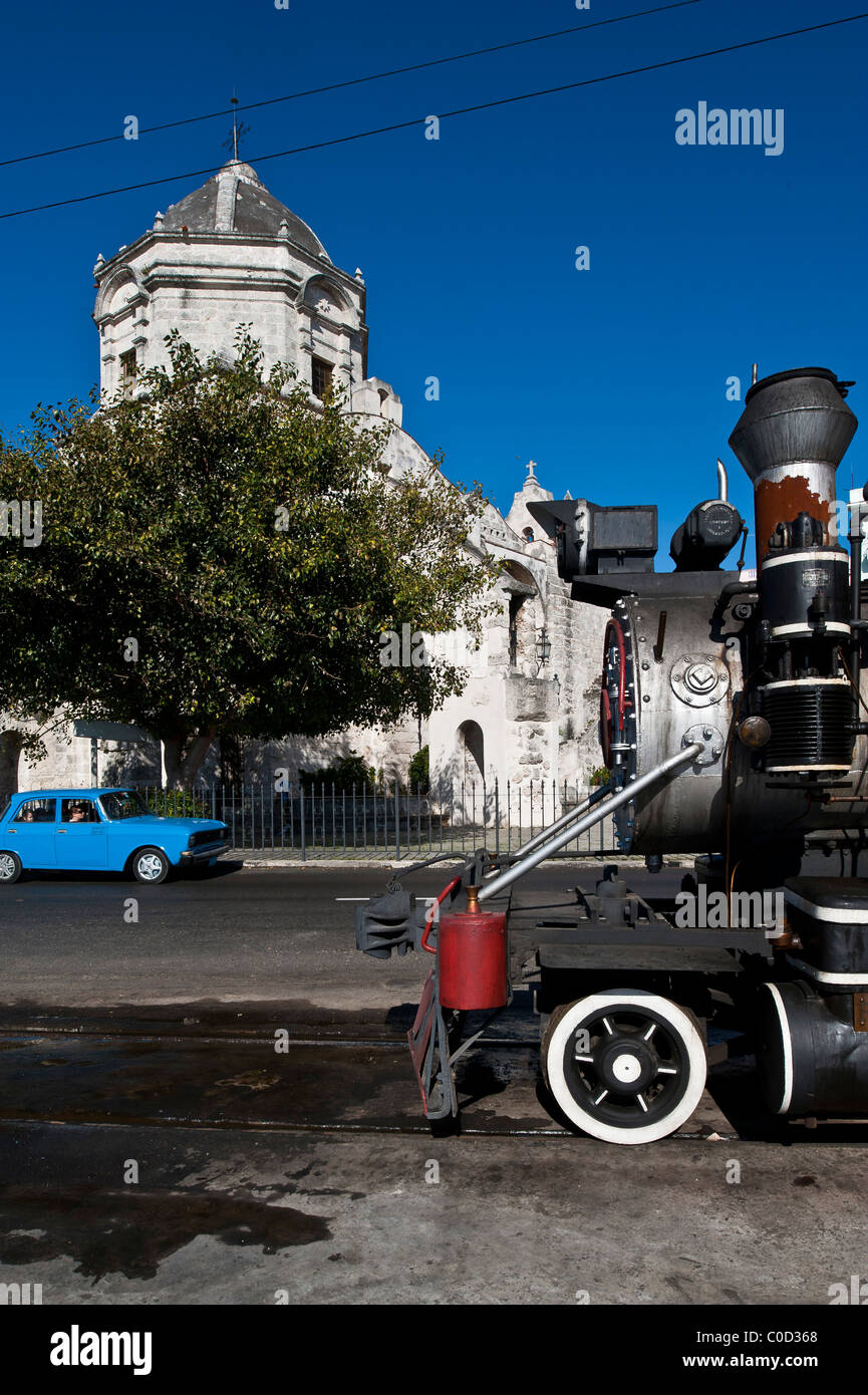 Train à vapeur à côté de l'Eglise de San Francisco de Paula Siglo La Vieille Havane Cuba Banque D'Images