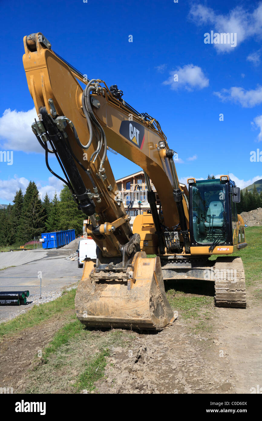 Caterpillar digger dans les Alpes Françaises Banque D'Images