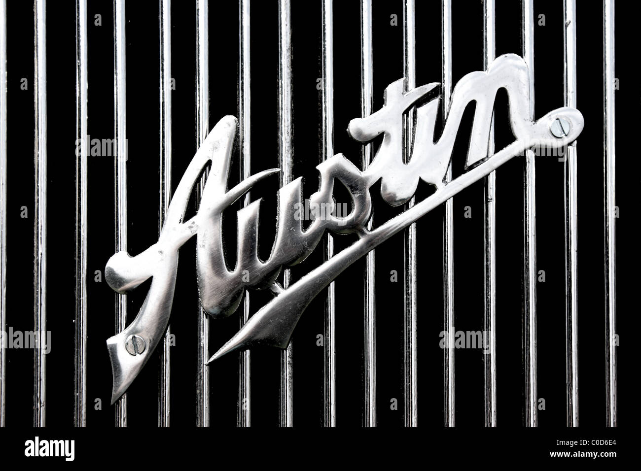 La calandre d'une voiture classique Austin Austin affichant le symbole d'un insigne. Banque D'Images
