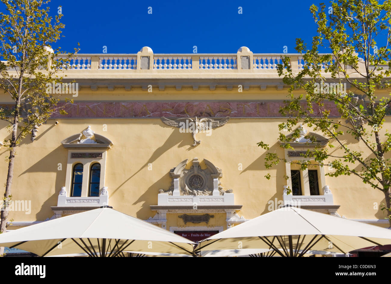 Cinéma Castillet (détail), Perpignan, France, automne 2010, voyage, couleur, couleur, ciel bleu, crème, jaune, blanc, canopy, café, Banque D'Images Cinéma Castillet (détail), Perpignan, France, automne 2010, voyage, couleur, couleur, ciel bleu, crème, jaune, blanc, canopy, café, Banque D'Images