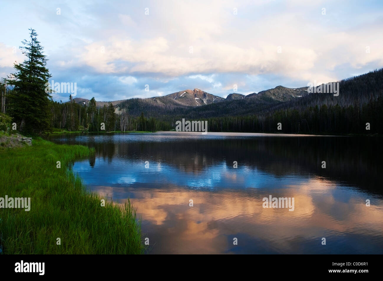 Paysage avec des nuages, des montagnes et de réflexion prises dans le Parc National de Yellowstone, Wyoming, USA. Banque D'Images