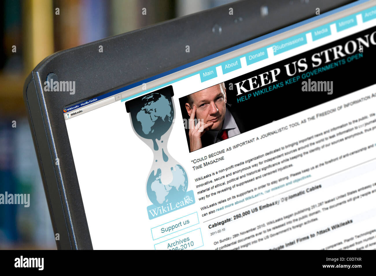Regardant le site WikiLeaks d'un ordinateur portable, UK Banque D'Images