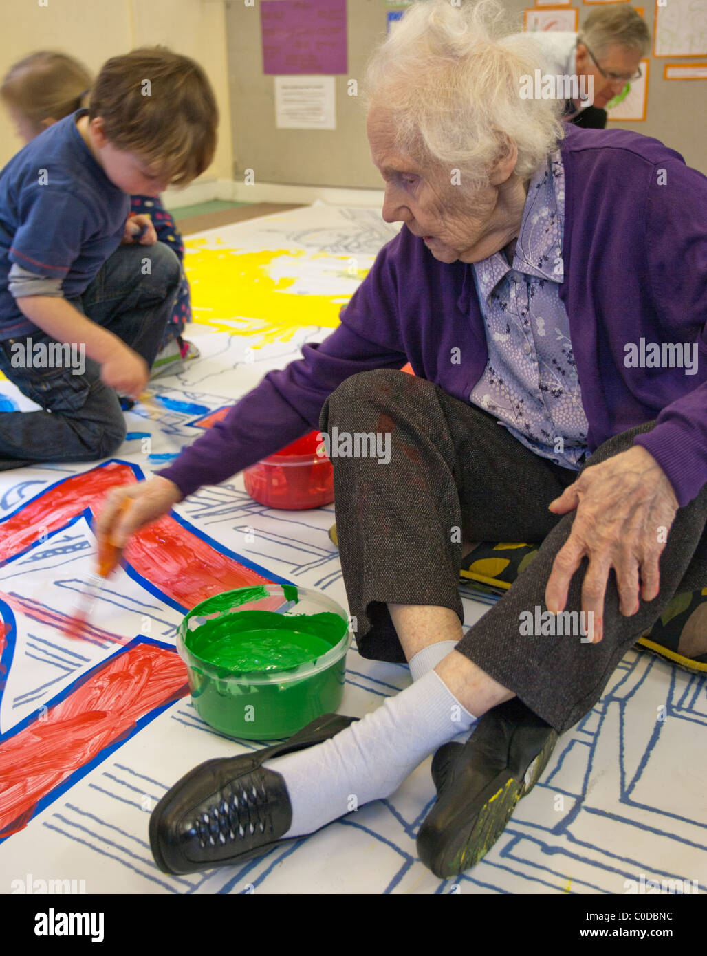 Une femme âgée a la peinture avec les enfants Banque D'Images