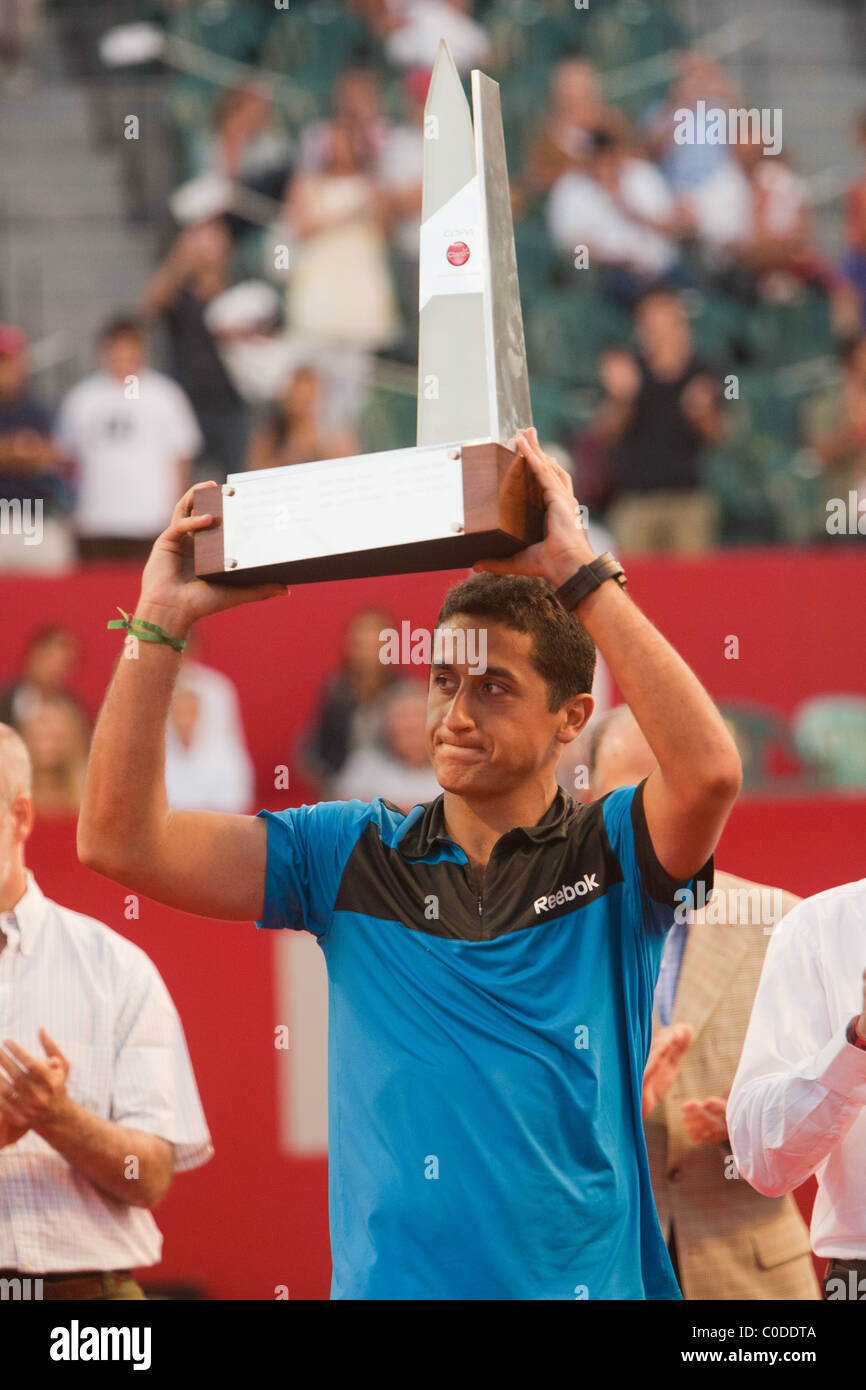 Joueur de tennis Nicolas Almagro se lève le trophée après avoir battu Juan Ignacio Chela à l'ATP Buenos Aires - Copa Claro 2011 Finale Banque D'Images