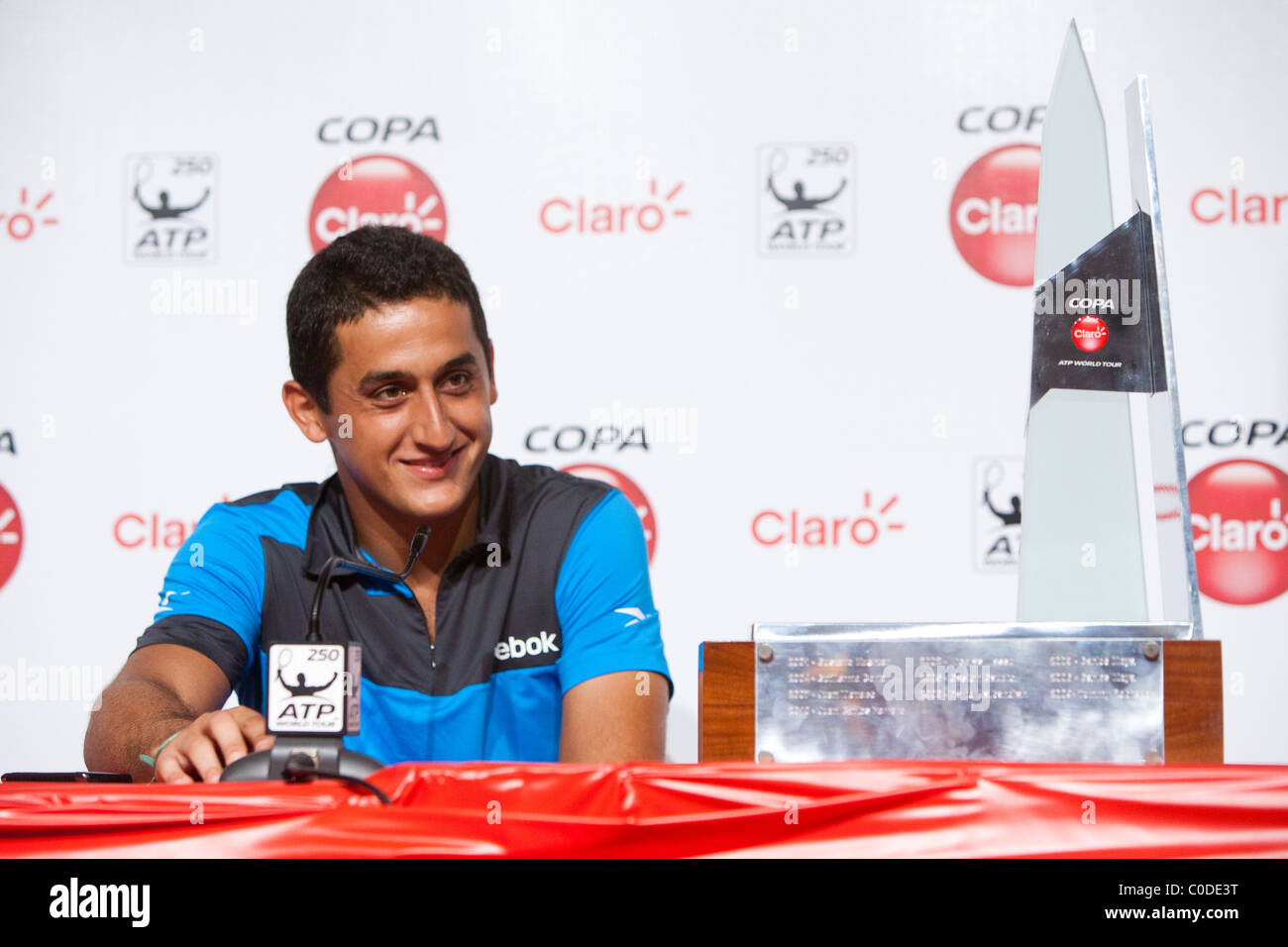 Joueur de tennis espagnol Nicolas Almagro sourit au cours de la conférence de presse après avoir remporté l'ATP Buenos Aires - Copa Claro 2011 Banque D'Images