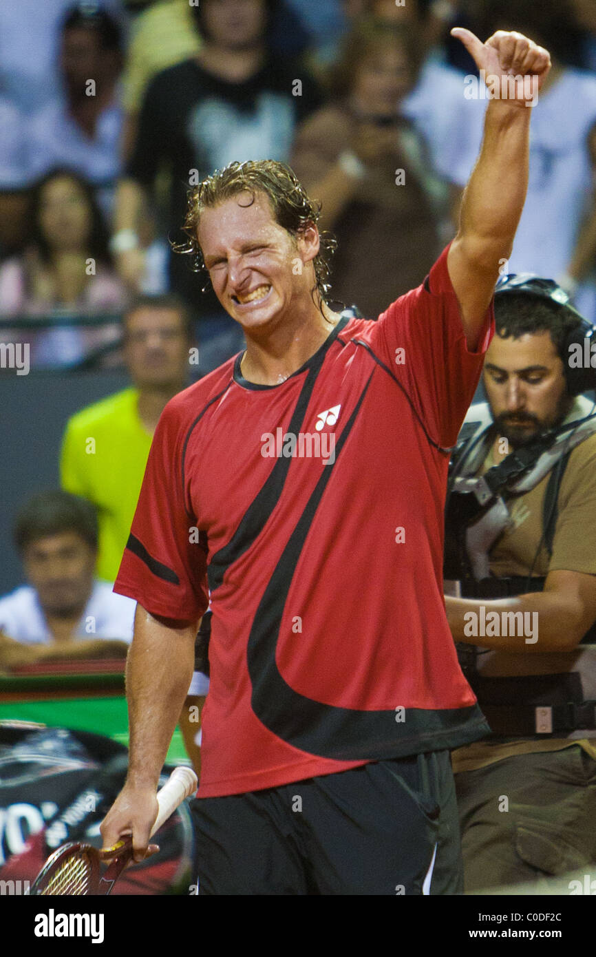 Joueur de tennis Nalbandian montrant son pouce jusqu'à l'auditoire après gagner un match dans l'ATP Buenos Aires - Copa Claro 2011 Banque D'Images