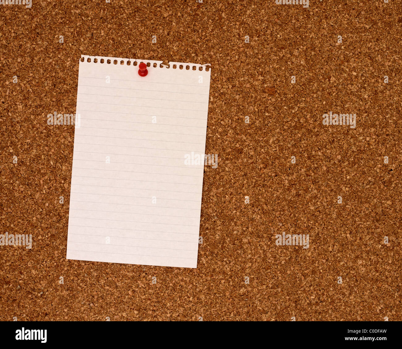 Tableau d'affichage en liège avec vide remarque page épinglé à l'aide d'une broche rouge. Banque D'Images