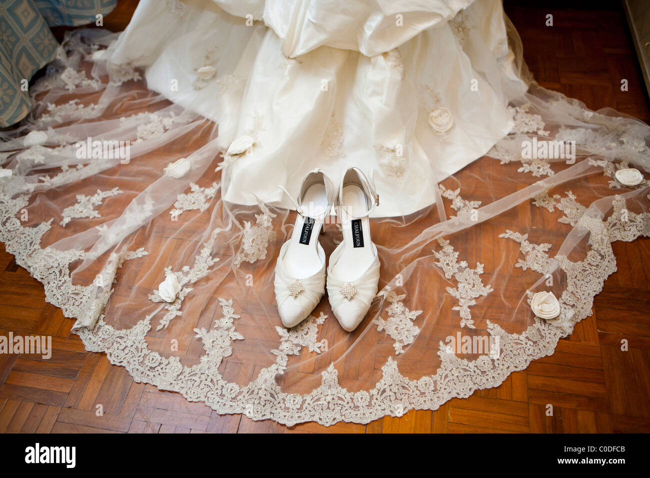 Robe de mariage et les chaussures sur plancher en bois Banque D'Images