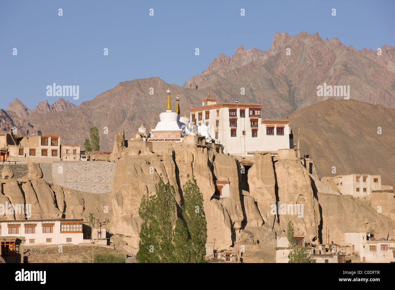 Temple bouddhiste perché sur la falaise Banque D'Images