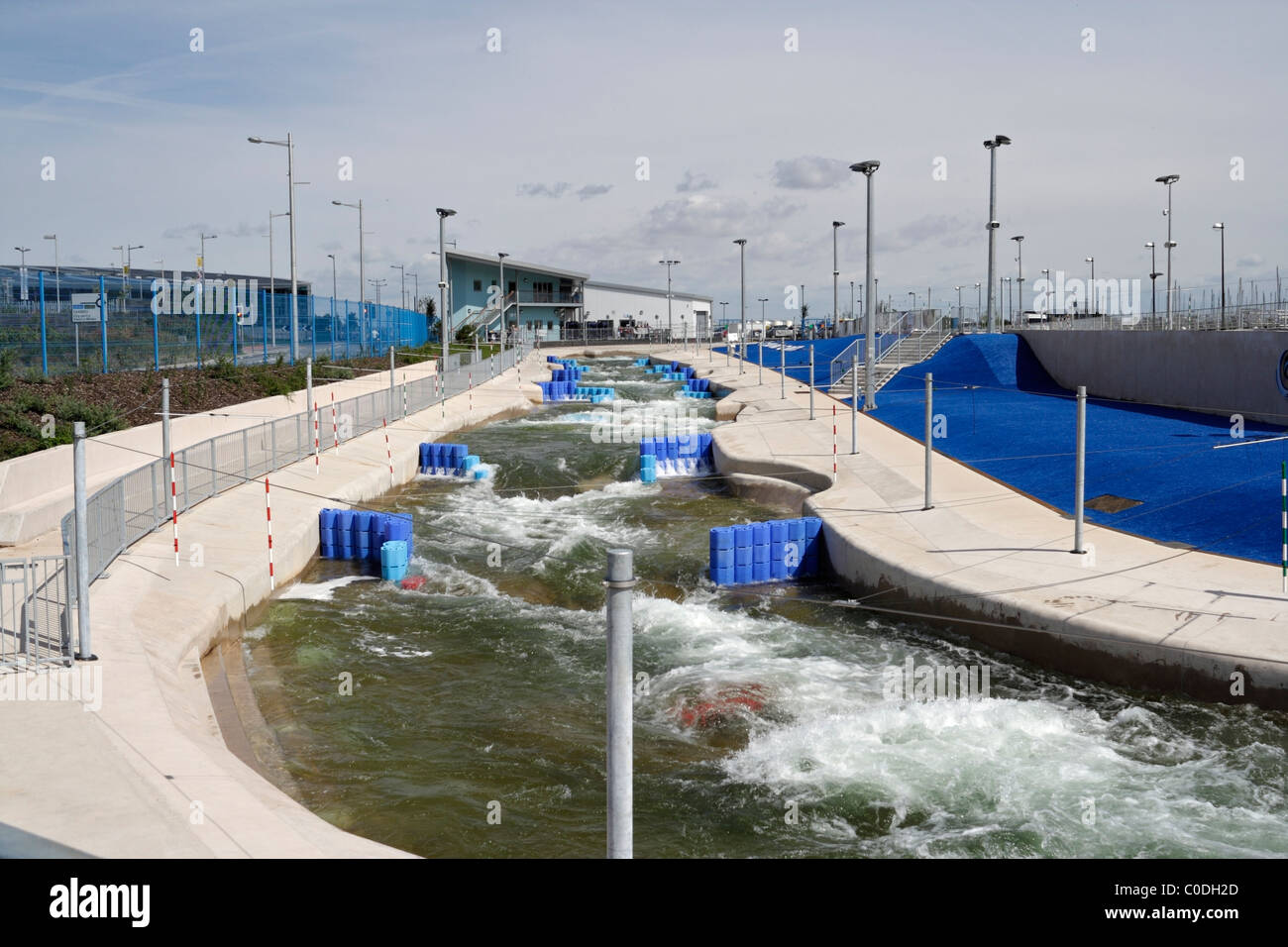 Centre international de sports d'eau blanche de Cardiff. Baie Cardiff pays de Galles Royaume-Uni. Village sportif. Cours de kayak en slalom Banque D'Images