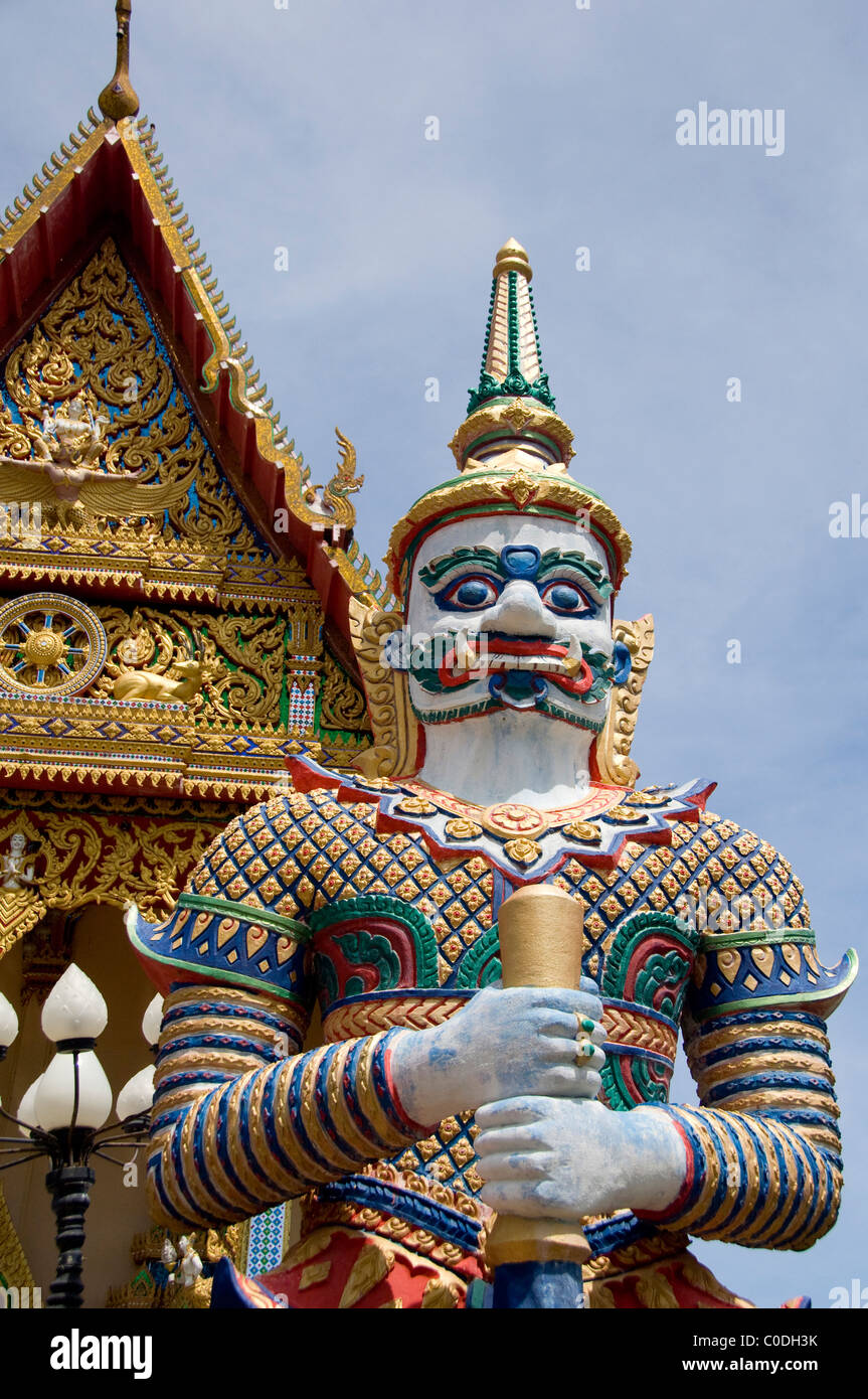 La Thaïlande, l'Île de Ko Samui (aka Koh Samui). Temple Wat Plai Laem aka Plai Laem Temple, statue devant Dieu colorés de maison de prière. Banque D'Images