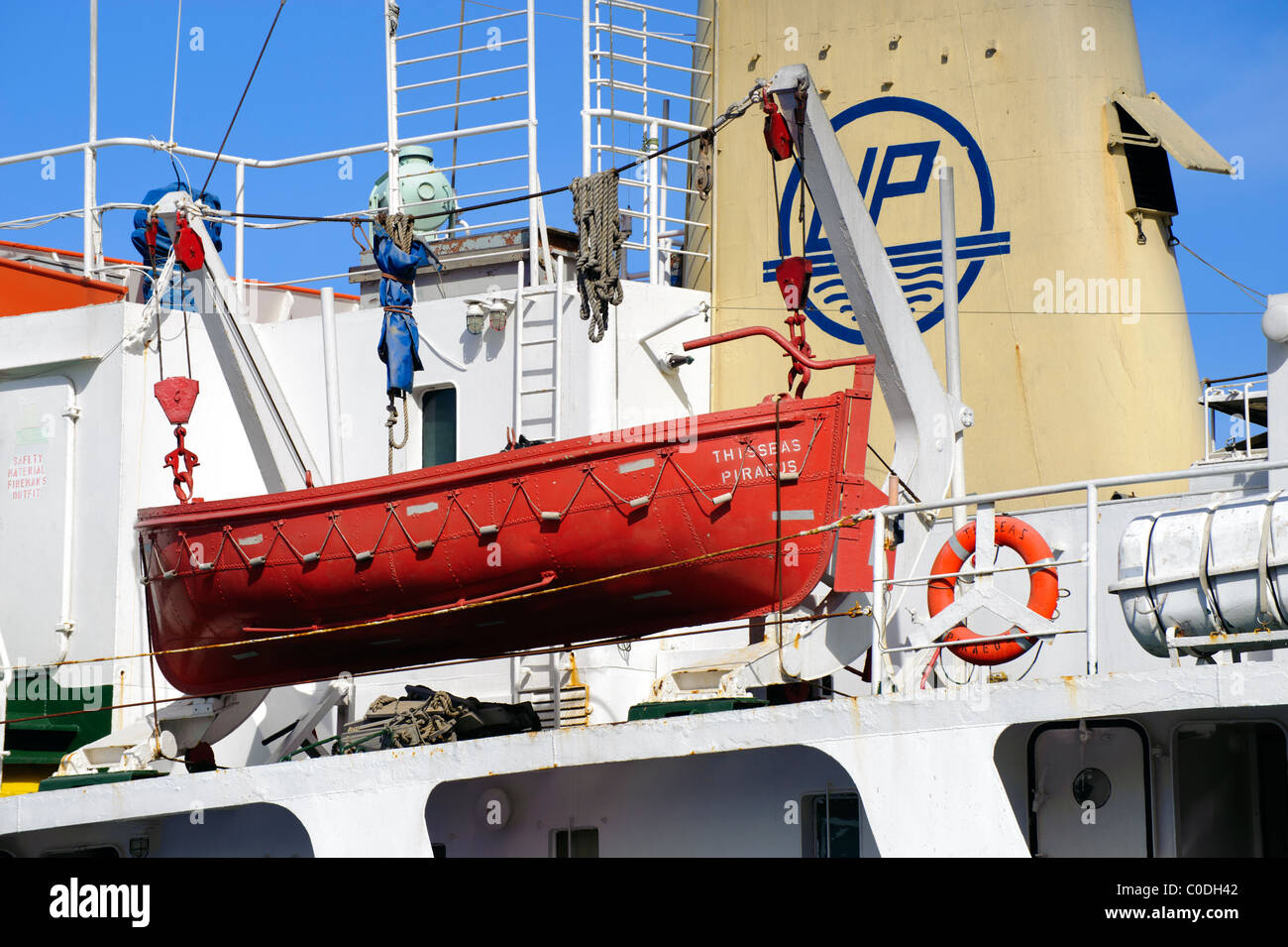 Sauvetage sur le Thisseas Orange, un pétrolier grec navire amarré dans le port de Katapola, sur l'île grecque de l'île d'Amorgos. Banque D'Images
