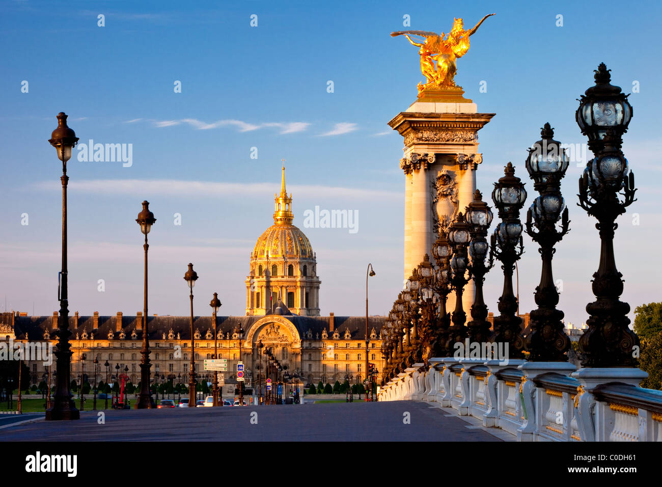 Vue sur le Pont Alexandre III de l'Hôtel des Invalides - l'hôpital des anciens combattants historique et lieu de sépulture de Napoléon, Paris France Banque D'Images