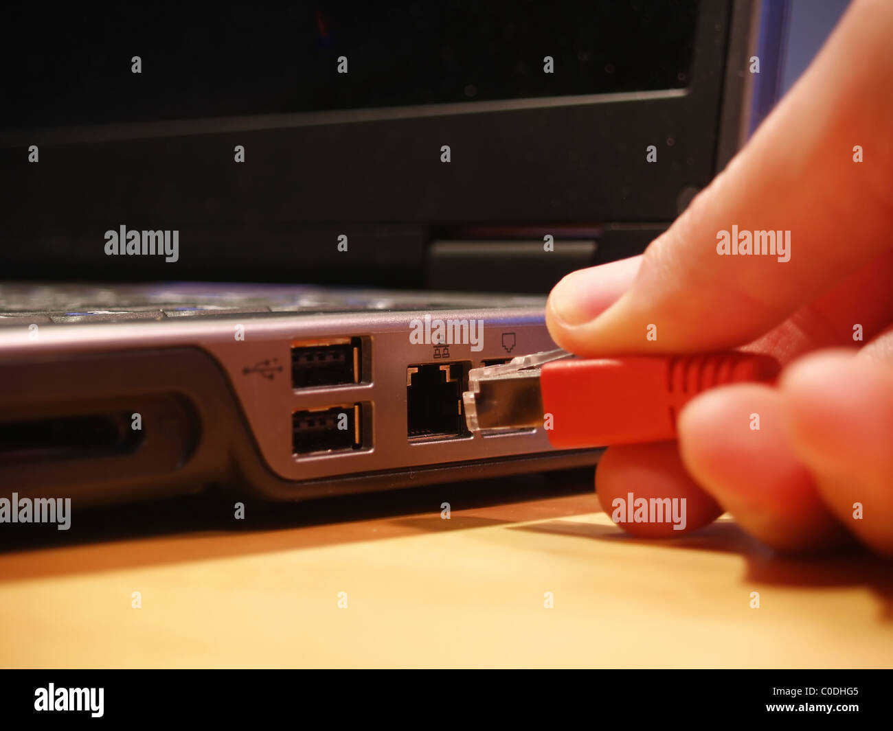 Connexion Ethernet est branché sur un ordinateur portable avec l'accent sur  le port Photo Stock - Alamy