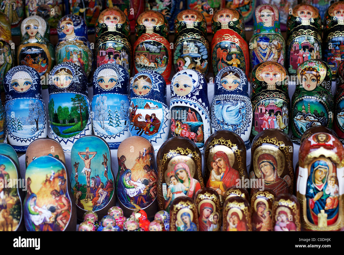 En bois traditionnelles Poupées russes Babouchka sur la vente au marché Izmaylovo, Moscou, Russie Banque D'Images