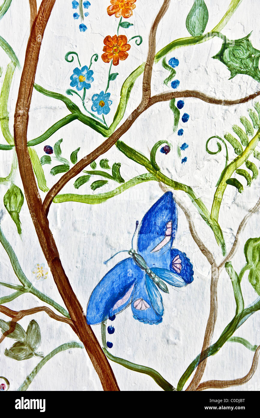 Peinture murale avec lunatique frais papillon bleu magnifique floraison & vignes sur la paroi latérale de l'extérieur de montant de porte à ouverture street La Ville d'Oaxaca au Mexique Banque D'Images