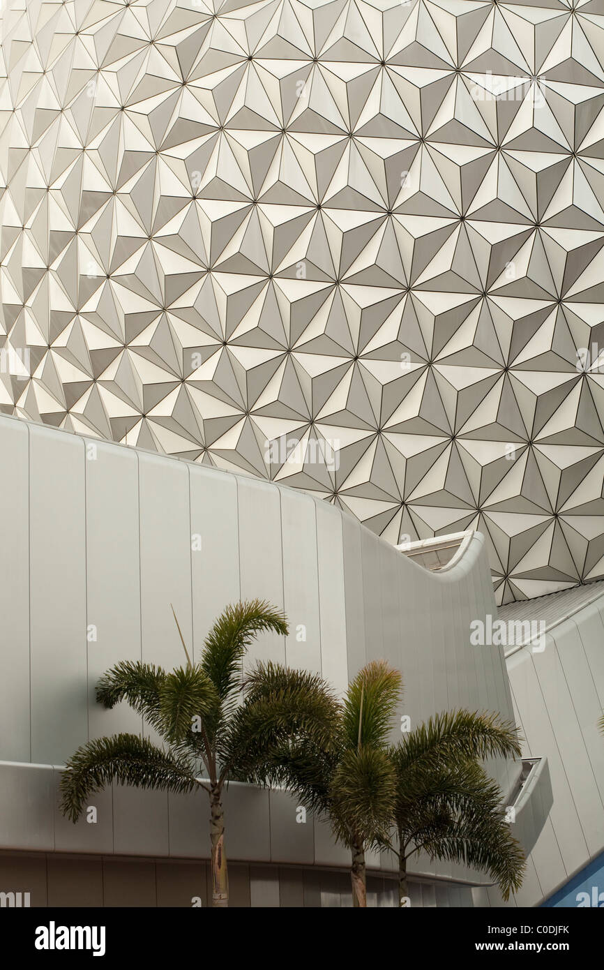 Ici, c'est une tranche de la très reconnaissable Spaceship Earth à Epcot sphère géodésique dans le parc à thème Disney World, Orlando, Floride. Banque D'Images