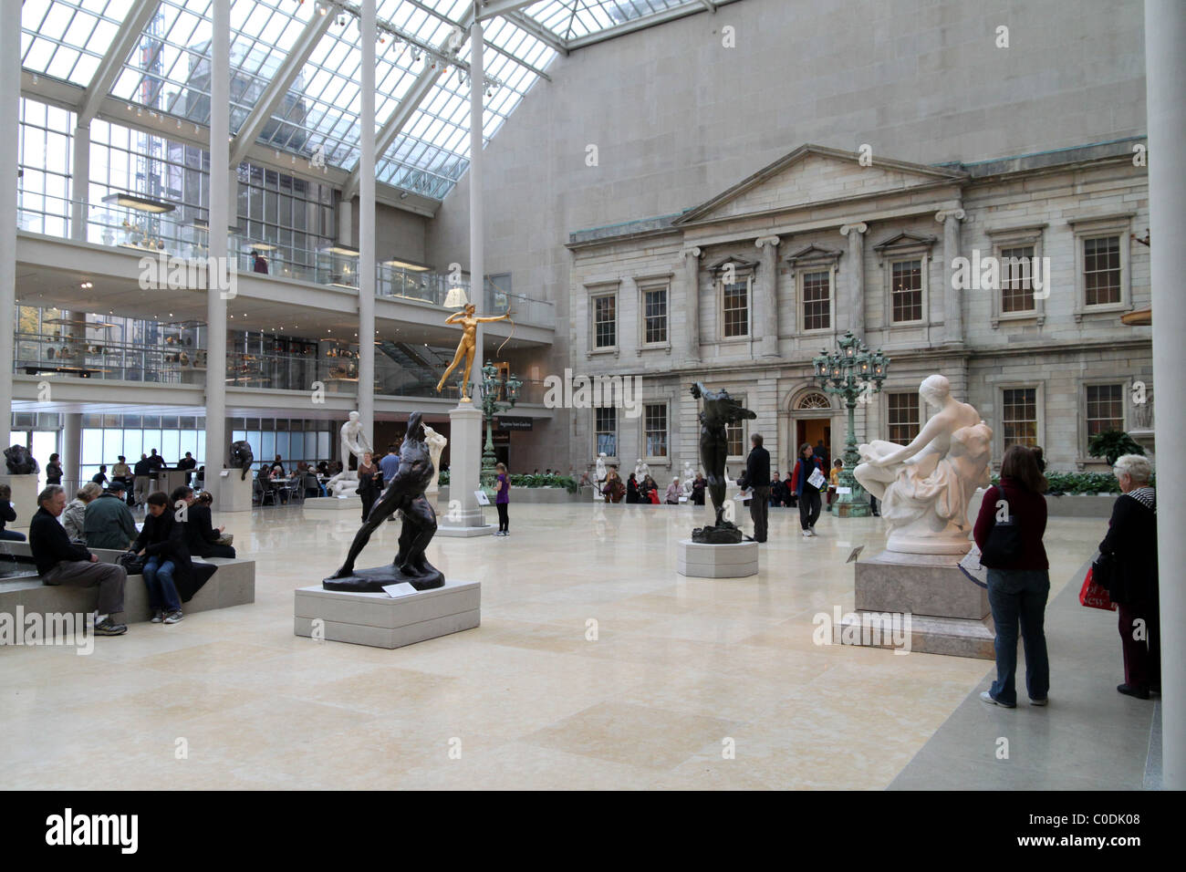 Metropolitan Museum, New York, de la sculpture, de l'atrium avec la façade préservée d'un style classique bank building Banque D'Images